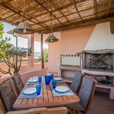 Rustic Near La Conia With Parking!